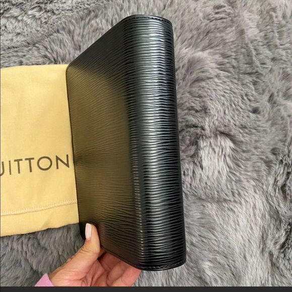 Gently used LV Black Epi MM planner - Picture 4 of 7